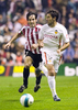 写真はバレンシアのダビド・ビジャ（%%David Villa%%、右）を追うビルバオのウナイ・エシュポジート（%%Unai Exposito%%、左）。(c)AFP/RAFA RIVAS