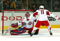 写真は、試合に備え練習に励むカロライナ・ハリケーンズ（%%Carolina Hurricanes%%）のジャスティン・ウィリアムズ（%%Justin Williams%%、右）とモントリオール・カナディアンズ（%%Montreal Canadiens%%）のゴーリー、クリストバル・ユーイット（%%Cristobal Huet%%）。(c)AFP/Getty Images Dave Sandford