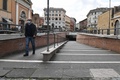 イタリア・ローマの中心部に位置するバチカン市国で、マスクを着けて歩く人（2020年3月15日撮影）。(c)Andreas SOLARO / AFP