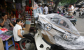 2007年8月24日、ハノイ（Hanoi）市内の繁華街で、店頭に陳列されたお盆に燃やす紙製の自動車。(c)AFP/HOANG DINH Nam