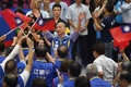 台北郊外で開かれた国民党大会で、台湾の旗を振る参加者らに手を上げて応える、総統選の同党候補の韓国瑜氏（中央、2019年7月28日撮影）。(c)Chris STOWERS / AFP