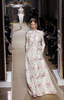 フランス・パリ市内で発表されたヴァレンティノ（VALENTINO）の12年春夏オートクチュールコレクション（2012年1月25日撮影）。(c)AFP/ALEXANDER KLEIN
