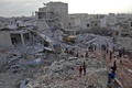 シリア北西部イドリブ県の反体制派支配地域ザーダナ地区で、空爆で建物が破壊された現場に集まった人々（2018年6月8日撮影）。(c)AFP PHOTO / OMAR HAJ KADOUR