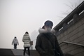 大気汚染に見舞われた中国・北京でマスクをして歩く女性（2015年12月25日撮影、資料写真）。(c)AFP/WANG ZHAO