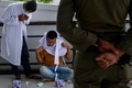 インドネシア・アチェ州のバンダアチェで、公開むち打ち刑を受ける男性（2021年1月28日撮影）。(c)CHAIDEER MAHYUDDIN / AFP