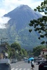 噴煙を上げるフィリピン・ルソン（Luzon）島のマヨン（Mayon）山（2013年5月7日撮影）。(c)AFP/Charism Sayat