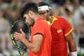 パリ五輪、テニス男子ダブルス準々決勝。試合に敗れ、試合に臨むスペインのラファエル・ナダル（右）とカルロス・アルカラス（2024年7月31日撮影）。(c)CARL DE SOUZA / AFP