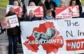 英国・北アイルランドのベルファストにある議会前でデモをする中絶反対派の活動家ら（2019年10月21日撮影）。(c)PAUL FAITH / AFP