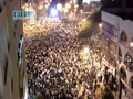 シリア・ホムス（Homs）の広場に集まったデモ隊（2011年4月19日、ユーチューブ投稿動画より）。(c)AFP/YOUTUBE