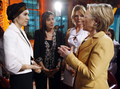 トルコ・首都アンカラ（Ankara）の米国大使館でテレビ出演するヒラリー・クリントン（Hillary Clinton）米国務長官（右、2009年3月7日撮影）。(c)AFP/OSMAN ORSAL