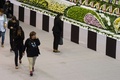 韓国・安山（Ansan）市の体育館に設置された旅客船セウォル（Sewol）号の犠牲者を追悼する献花台を訪れた人々（2014年4月23日撮影）。(c)AFP/KIM DOO-HO