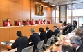 独カールスルーエにある連邦憲法裁判所で、着席した判事たち（2017年1月17日撮影）。(c)AFP/KAI PFAFFENBACH