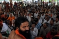 インドのニューデリー（New Delhi）から約240キロ離れたハリドワール（Haridwar）のPitanjali Yogpeethで、信奉者とともに政府の腐敗に抗議するハンガーストライキを行うインド・ヨガ界の有名指導者、スワミ・ラムデヴ（Swami Ramdev）師（2011年6月7日撮影）。(c)AFP/Manan VATSYAYANA