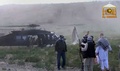 アフガニスタンの旧支配勢力タリバン（Taliban）が公開した、米軍兵士、ボウ・バーグダール（Bowe Bergdahl）軍曹の身柄を米軍に引き渡す映像より（撮影日不明、2014年6月4日提供）。(c)AFP/Al-Emara