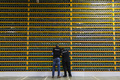 カナダ・ケベック州サンティアサントにあるビットコインの採掘（マイニング）企業、ビットファームズの施設で設備を点検する作業員ら（2018年3月19日撮影）。(c)Lars Hagberg / AFP