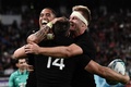 ラグビーW杯日本大会・3位決定戦、ニュージーランド対ウェールズ。トライを決め、アーロン・スミス（左）やサム・ケイン（右）と喜び合うニュージーランドのベン・スミス（2019年11月1日撮影）。(c)Anne-Christine POUJOULAT / AFP