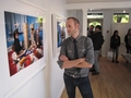 カナダ・オタワ（Ottawa）で開かれた展示「遊戯室にて（In the Playroom）」で、2001年9月11日の同時多発テロを題材に遊ぶ子どもたちの写真の前に立つ写真家のジョナサン・ホビン（Jonathan Hobin）氏（2010年10月9日撮影）。(c)AFP/Michel Comte