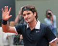 試合後、歓声に手を振って応えるロジャー・フェデラー。（2008年6月4日撮影）(c)AFP/Jacques Demarthon