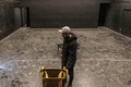 「ダビデの星」にバツ印が重ねられたマークが残された映画館のアーティスティックディレクター。パレスチナ自治区ヨルダン川西岸のジェニン難民キャンプで（2023年12月23日撮影）。(c)MARCO LONGARI / AFP