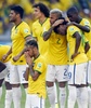 サッカーW杯ブラジル大会（2014 World Cup）決勝トーナメント1回戦、ブラジル対チリ。PK戦を見守るブラジル代表（2014年6月28日撮影）。(c)AFP/FABRICE COFFRINI