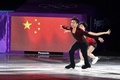 平昌冬季五輪、フィギュアスケートのエキシビションに臨む隋文静/韓聰組（2018年2月25日撮影）。(c)AFP/Mladen ANTONOV