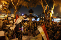 エジプトの首都カイロ（Cairo）の国営放送局前で、教会の放火に抗議するキリスト教のコプト教徒ら（2011年3月8日撮影）。(c)AFP