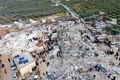 地震の被害を受けたシリア・イドリブ県で、生存者や犠牲者を捜索する住民（2023年2月6日撮影）。(c)Omar HAJ KADOUR / AFP