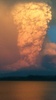 チリ南部プエルトバラスから撮影した、噴煙を上げるカルブコ火山（2015年4月22日撮影）。AFP/GIORDANA SCHMIDT