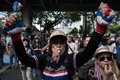 タイの首都バンコク（Bangkok）にある警察本部前で笛を吹き鳴らす反政府デモ参加者たち（2013年11月28日撮影）。(c)AFP/Nicolas ASFOURI
