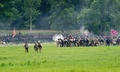 米ペンシルベニア（Pennsylvania）州ゲティスバーグ（Gettysburg）で28日、南北戦争（1861～65年）の「ゲティスバーグの戦い（The Battle of Gettysburg）」が再現された。

南北戦争中最大といわれる会戦から150年を記念し3日間にわたって行われるイベントには、当時の兵士らに扮する約1万人が参加。激しい「戦い」を繰り広げる。

写真は「南部同盟の兵士」たち（2013年6月28日撮影）。(c)AFP/Karen BLEIER
