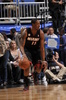 12-13NBAは31日、各地で試合が行われ、マイアミ・ヒート（Miami Heat）は112-110でオーランド・マジック（Orlando Magic）とのオーバータイムを制した。

ドリブルでボールを運ぶマイアミ・ヒートのマリオ・チャルマース（Mario Chalmers、2012年12月31日撮影）。(c)AFP/Getty Images/NBAE/Fernando Medina