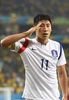 サッカーW杯ブラジル大会（2014 World Cup）グループH、ロシア対韓国。先制点を決め敬礼する韓国の李根鎬（Lee Keun-ho、2014年6月17日撮影）。(c)AFP/JUNG YEON-JE