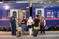 オーストリア・ウィーン中央駅で、ベネチア、チューリヒ行きの夜行列車に乗る人々（2023年7月25日撮影）。(c)Alex HALADA / AFP