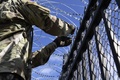 米南部テキサス州マッカレンで、鉄条網を設置する米兵。米空軍提供（2018年11月5日入手）。(c)AFP PHOTO / US Air Force / Airman First Class Daniel A. Hernandez