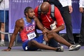 パリ五輪、陸上男子200メートル決勝。レース後に処置を受ける米国のノア・ライルズ（2024年8月8日撮影）。(c)Kirill KUDRYAVTSEV / AFP
