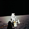 月面上で実験を行う、アポロ12号（Apollo 12）の乗組員（1969年11月19日撮影）。(c)AFP/NASA