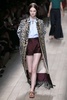 フランス・パリ市内で発表された「ヴァレンティノ（VALENTINO）」14年春夏コレクション（2013年10月1日撮影）。(c)AFP/PATRICK KOVARIK