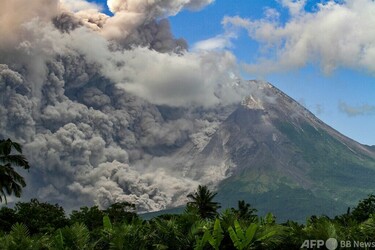 インドネシア・ジャワ島で火山噴火 死傷者なし 写真6枚 国際ニュース