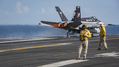 空母カール・ビンソンの艦載機操縦士が緊急脱出、フィリピン沖