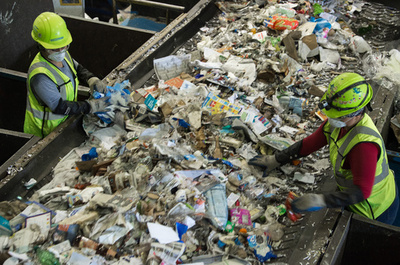 米国で資源ごみ山積み、中国の廃棄物輸入禁止措置で