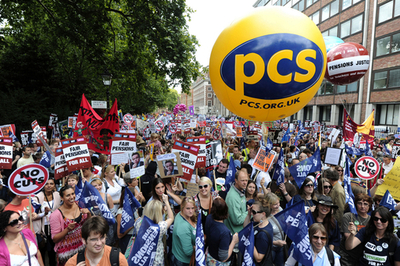 英国で公務員が一斉スト、年金改革に抗議