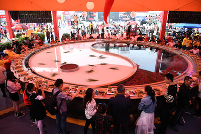 「やみつき火鍋」の材料にケシの実、レストラン経営者ら摘発