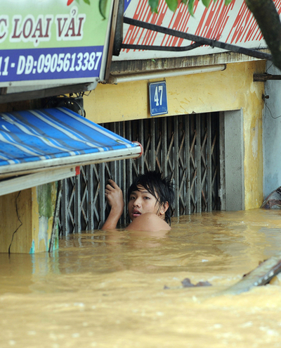 台風16号、ベトナムとカンボジアで死者49人 勢力弱めラオスへ