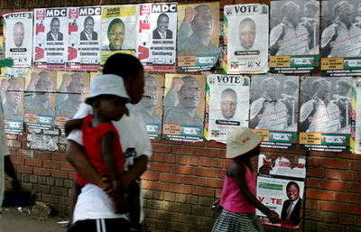ジンバブエ選挙、再集計要求はムガベ大統領の保身戦略か