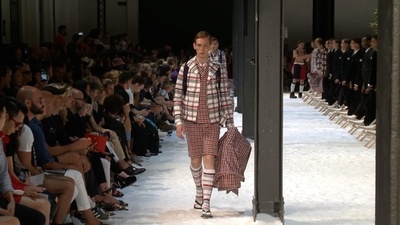 動画：トム・ブラウンが提案する夏の「モンクレール ガム・ブルー」18年春夏メンズ