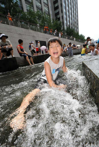 真夏のソウルのオアシス清渓川は大賑わい、韓国