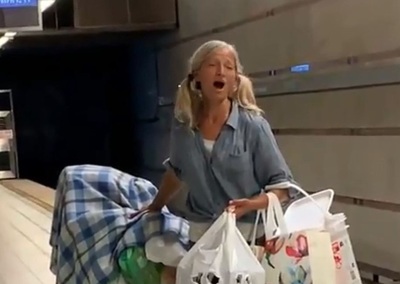 米LAの地下鉄でオペラ歌うホームレス女性、投稿動画に大きな反響