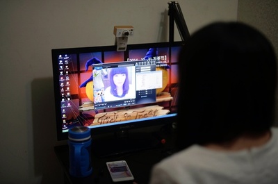 狂言強盗を通報したら詐欺もばれた 中国で人気、ライブ配信女性に貢いだ果て