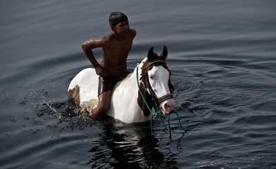 インド北部は気温45度、暑さを楽しむ人々