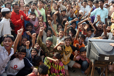 『スラムドッグ＄ミリオネア』オスカー獲得に歓喜する、ムンバイの人々